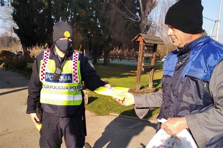 Slika /2021/SLUŽBA POLICIJE - PJEŠACI I VOZAČI BICIKLA OPREZ/IMG-46f3cb0ddb7978c0cb9e9bec2cf0f223-V.jpg